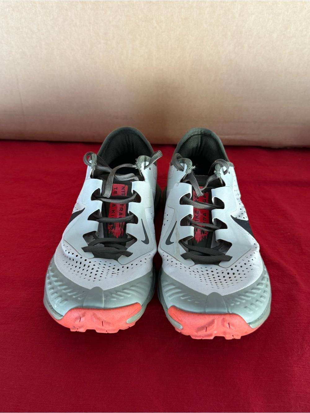Nike Kiger 7 Men’s White, Gray and Coral Athletic Trail Running Shoes (M7.5)